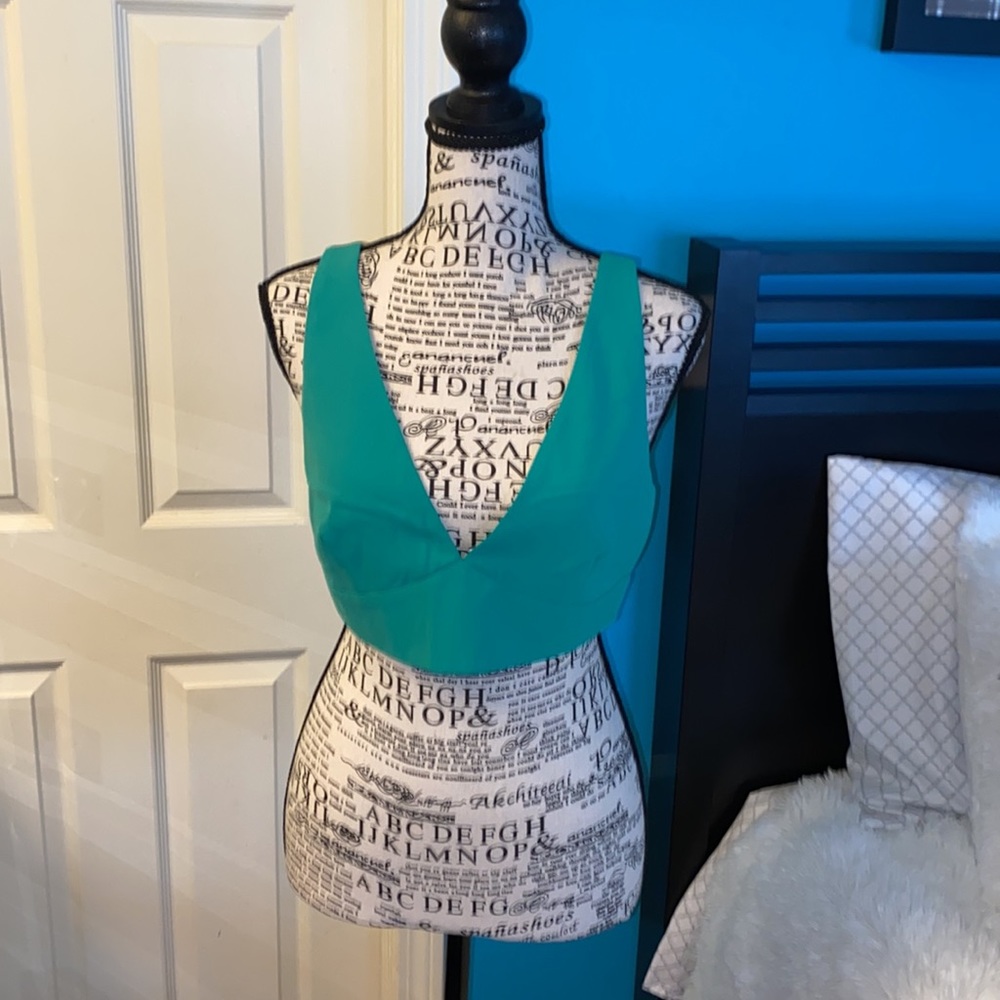 NWOT. Women’s green crop top size small